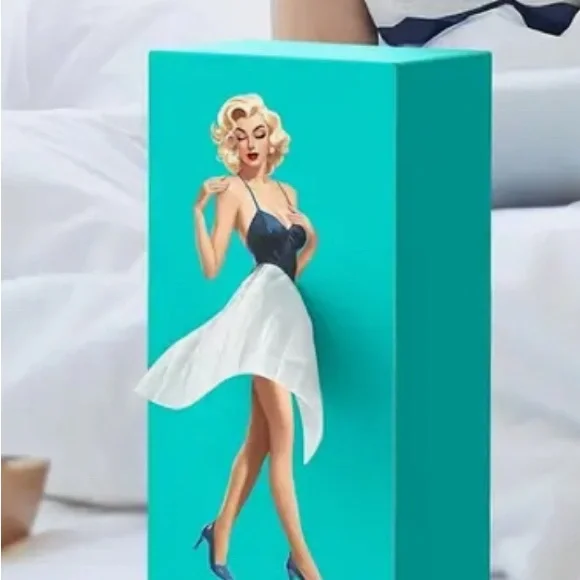 Retro Pin-Up Girl tissue box - Picture 3 of 4